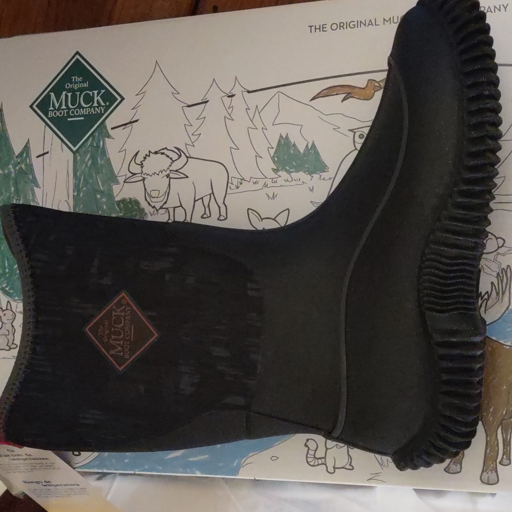 New in box muck boots kids hale black/ linear camo sz 13